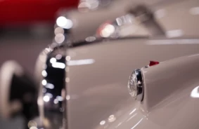 Rīgas Motormuzejā atklāj izstādi “Skaistuma trajektorijas”: Automobiļi kā dizaina ikonas