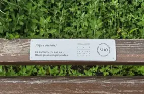 Rīgas Parki Atdzīvojas: Latviešu Autorcilvēku Vārdu Burvība Uz Soliņiem Svin Grāmatas 500 Gadu Jubileju