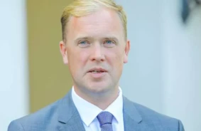 Rīgas Siltuma Tarifu Sāga: Valainis Asās Kritikas Krustugunīs, EM Steidzama Aicinājuma Vārtsargs