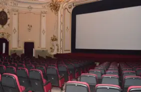 Rīgas nami izsolīs "Splendid Palace" kinoteātra vēsturiskos krēslus ar sinhronās tulkošanas sistēmām