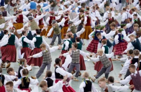 Rīgas sirdī aizritējis vērienīgais skolēnu dziesmu un deju svētku gājiens, noslēgums mežaparkā