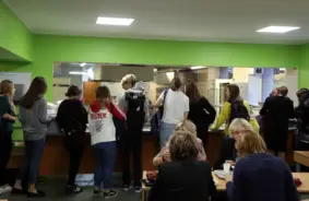 Rīgas skolas sagaida 1. septembri: atrisināts ēdināšanas jautājums, bet pedagogu trūkums joprojām rada bažas