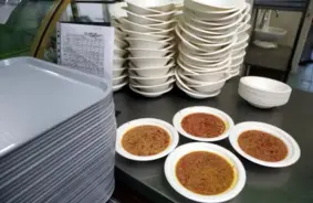 Rīgas skolu ēdināšanas drāma: uzņēmēji brīdina par finansiāliem zaudējumiem un bērnu tukšajiem vēderiem