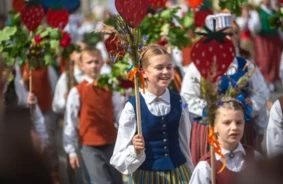 Rīgu pieskandina XIII skolu jaunatnes dziesmu un deju svētku kulminācija: tūkstošu gājiens vieno sirdis
