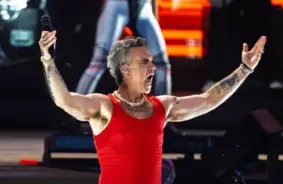 Robija Viljamsa Neaizmirstamais Koncerts Mežaparkā: Fanu Tūkstoši Sajūsmā!  