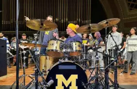 Rokgrupas "Red Hot Chili Peppers" bundzinieks Čads Smits iedibina stipendiju mūzikas talantiem