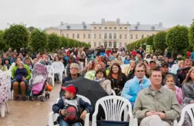 Rundāles Pils Dārza Svētki “Deja Dārzā” – Kad Baroka Krāšņums Satiekas ar Kustības Brīvību Jūnija Pilnziedā