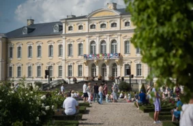 Rundāles pilī uzplaukst vasaras krāšņums: Dārza svētki “Deja dārzā” aicina uz baroka deju virpuļiem un neaizmirstamiem mirkļiem