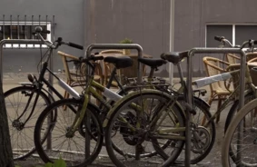 Rūsējošā Mīkla Vecrīgā: Kāpēc trīs pamesti velosipēdi gadiem grauj vēsturiskā centra tēlu?