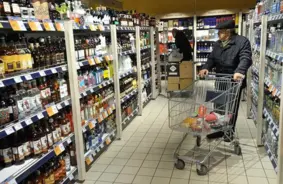 Sabiedrība polarizējas: sākas parakstu vākšana par alkohola tirdzniecības laika papildu saīsināšanu
