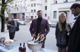 Sabiedrībā zināmi ļaudis Vērmanes dārzā godina mākslinieka Kārļa Padega 114. dzimšanas dienu