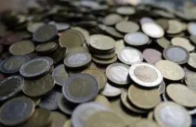 Saeima apstiprina vēsturiskus grozījumus: VID vairs nepiedzīs nelielus nodokļu parādus