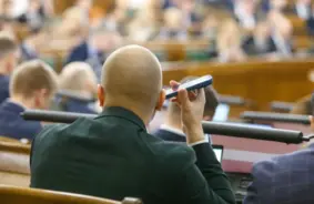 Saeimas komisija nevienojas par ātru atbilžu sniegšanas termiņu: valsts pārvaldes “mašinērijas” izaicinājumi