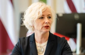 Saeimas priekšsēdētāja Daiga Mieriņa jūnijā saņēmusi lielāko atalgojumu starp deputātiem: kas veido viņas ienākumus?