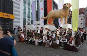 Sākas XIII Latvijas Skolu jaunatnes dziesmu un deju svētku dalībnieku gājiens: vienotība un nācijas gars Rīgas ielās