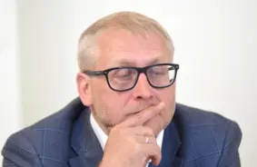 Saldus Novads Sāk Jaunu Posmu: Ievēlēti Trīs Domes Priekšsēdētāja Vietnieki Strategiskai Attīstībai