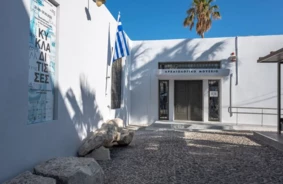 Santorīni atkal spoži mirdz: Atjaunotais Arheoloģijas muzejs atver durvis ar izstādi 'Kiklādu sievietes: Neatklātie stāsti'