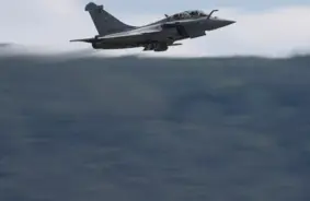 Sarkanajā jūrā jauns satraucošs pavērsiens: ķīnas karakuģis ar lāzeru mērķē uz vācijas lidmašīnu