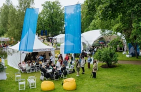 Sarunu festivāls "LAMPA" Cēsīs pulcē rekordlielu apmeklētāju skaitu: Vairāk nekā 20 000 cilvēku iedegas dialoga gaismā