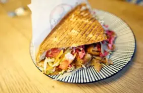 Satraucošs incidents Liepājā: Kebabnīcas darbinieks mēģina iepazīties ar 11 gadīgu meiteni, notiekošajā iesaistās policija