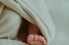 Satraucošs kritums: Latvijā jaundzimušo skaits sarucis par 14,2% piecos mēnešos