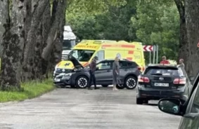 Satriecoša Autoavārija Madlienā: Autovadītāja Ietriecas Kokā, Policija Skaidro Neskaidros Cēloņus