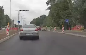 Šausmas Kalnciema ielā: Auto Notriec Tēvu ar Bērnu uz Gājēju Pārejas Rīgā