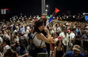 Serbiju pārņem dusmas: Tūkstošiem cilvēku Belgradā bloķē ielas pēc protestētāju arestiem un pieprasa pirmstermiņa vēlēšanas