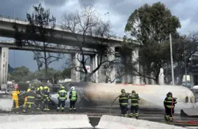 Seši bojāgājušie un desmitiem ievainoto Mehiko gāzes autocisternas sprādzienā