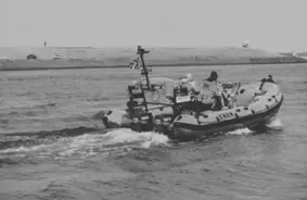 Sirdi plosošs atklājums Lamanšā: migrantu laivā atrasti divu bērnu līķi, asi izgaismojot krīzes brutālo realitāti