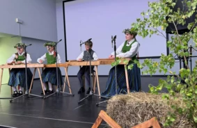 Sirds Aizraujoša Dziesmu un Deju Svētku Ieskandināšana: Skolēni Dāvina Prieku “Gaiļezera” Senioriem