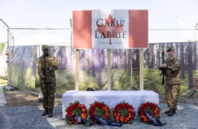 Sirds Plīsums un Drosme: Rīgas Lidostas Kaimiņos Atklāj NATO Militāro Bāzi “Camp Labrie”