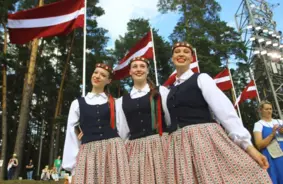 Sirds puksti Mežaparkā: Skolēnu dziesmu un deju svētku noslēguma koncerta "Te-aust" ģenerālmēģinājums sasniedz kulmināciju