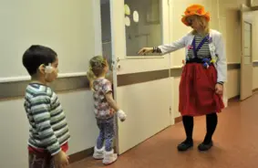 Sirds siltums slimnīcu palātās: 30 jauni dakteri klauni sāks darbu visā Latvijā