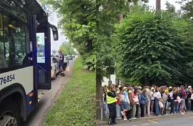 Skandāls mežaparkā: "Rīgas satiksmes" autobuss ar beigušos tehnisko apskati aptur Dziesmu svētku dalībnieku mājupceļu