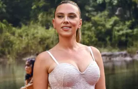 Skārletas Johansones “Jurassic World: Rebirth” pirmizrādes kleita: Modes kritiķi neizpratnē par stila izvēli