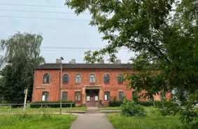 Šķirotavas stacijas piemiņas vieta: klusuma siena starp atmiņu un mūsdienu prasībām