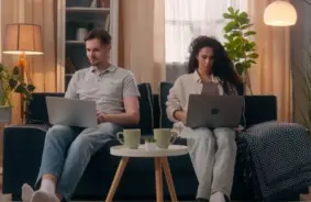 Šķiršanās “uz papīra”, bet joprojām zem viena jumta: Kāpēc šķirti pāri turpina kopdzīvi un kādas ir sekas?