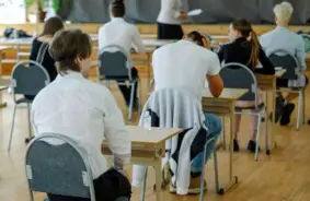 Skolēni cīnās par tiesībām labot atzīmes: iniciatīva sasniedz Saeimu