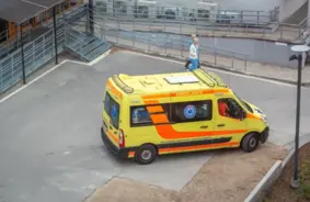 Slimnīcu pārslodze Rīgā: Atskurbtuvju trūkums liek mediķiem aprūpēt neatbilstošus pacientus