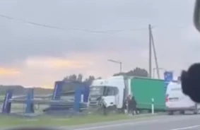 Smaga avārija Codē: Trīs spēkratu sadursme atgādina par satraucošo situāciju uz Latvijas ceļiem