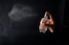 Smaržu maģija: kāpēc aromāti uz katra cilvēka smaržo citādi un kā atrast savējo