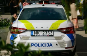 Šokējoša Laupīšana Rīgas Centrā: Vīrietis Ar Cirvi Sasis Vitrīnu Un Ar Šķidrumu Aplējis Lombardu Darbinieci, Vēlāk Aizturēts