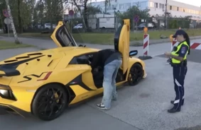 Šokējoši Ātri un Bīstami: Rīgā Aizturēts “Lamborghini” Vadītājs, Zaudējot Tiesības par 150 km/h Pārgalvību