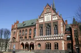 Šokējošs Spriedums: Gleznotājs Pēteris Postažs Atzīts par Vainīgu Senos Seksuālos Noziedzīgos Darbos pret Mazām Meitenēm