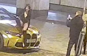 Šokējošs Vandalisma Akts Rīgā: Vīrietis Uzlec un Posta Glaunu BMW Pie DUS, Nodarot Tūkstošiem Eiro Zaudējumus