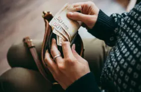 Šokējošs incidents Jelgavā: īru krogā nozog somu ar 43 500 eiro vērtīgiem dārgumiem un skaidru naudu