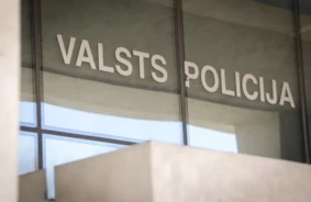 Šokējošs mājas laupīšanas incidents Dekšāres pagastā: nepilngadīgie noziedznieki un Valsts policijas zibens ātra reakcija