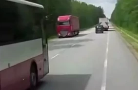 Šokējošs video: Skolēnu autobuss Bauskas šosejā veic nāvējoši bīstamu apdzīšanu starp fūrēm