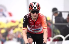 Spāņu riteņbraukšanas zvaigzne Karloss Rodrigess smagas traumas dēļ izstājas no “Tour de France”